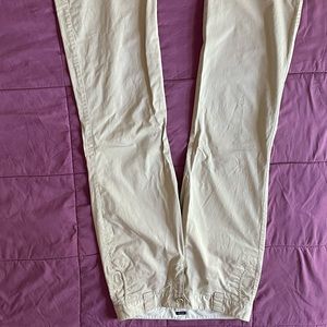 Kaki light flare bottom pants.
